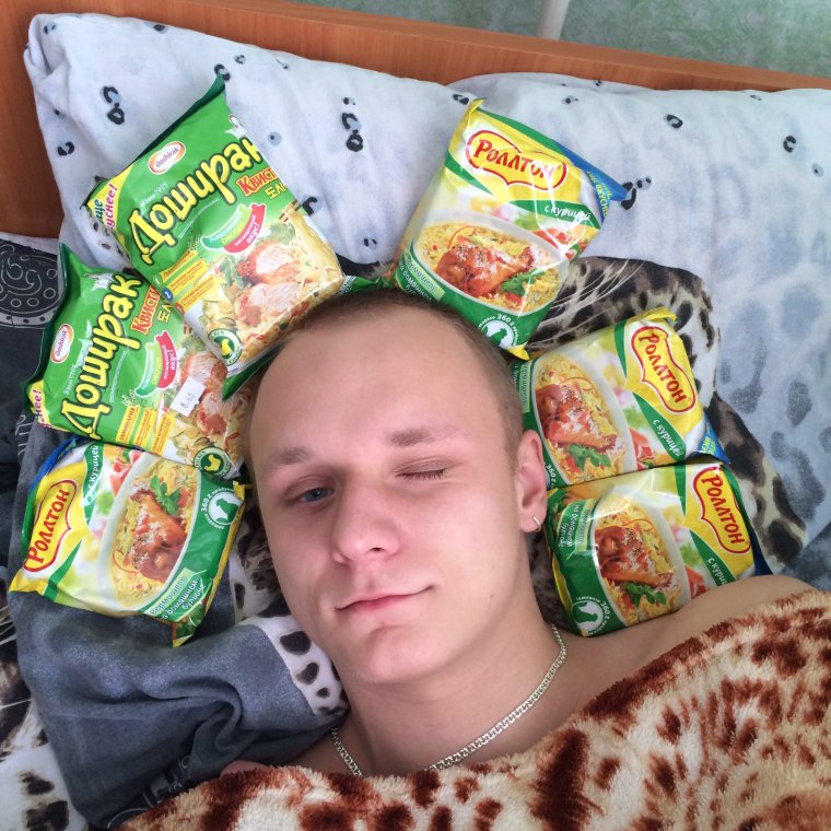 Мужик ест доширак