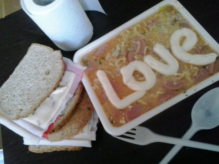 Доширак с сосисками и майонезом