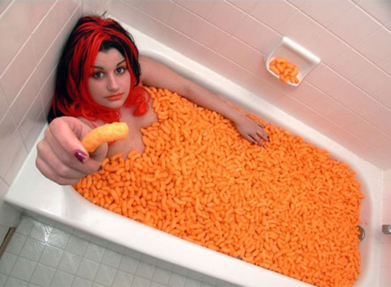 Смешная девушка в ванной