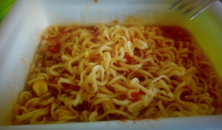 Тоширак с томатной пастой и сосиской