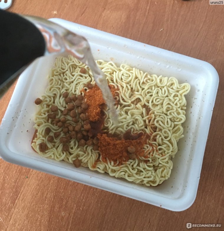 Заваренный доширак на столе