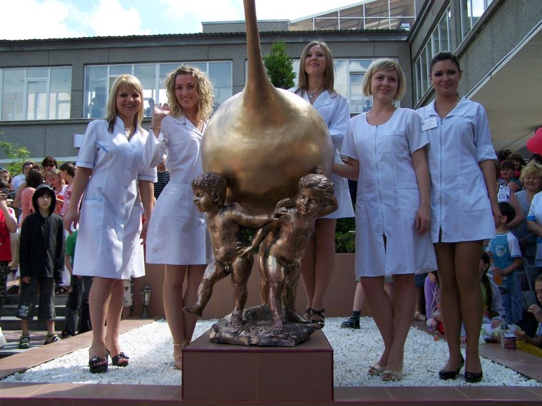 Доктор мужчина с клизмой