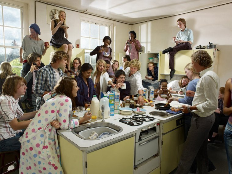 Куча людей в доме