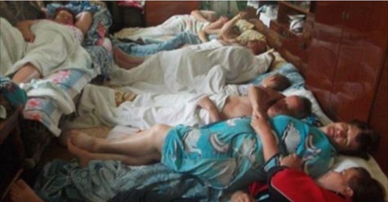 Родственники спят на полу