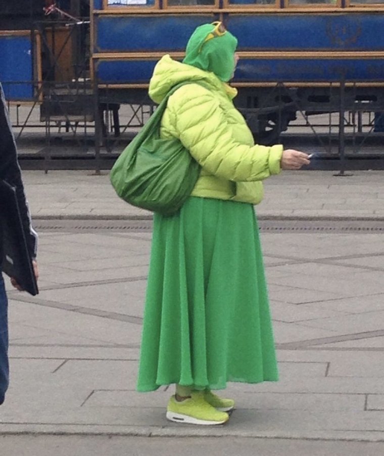Странно одетые люди