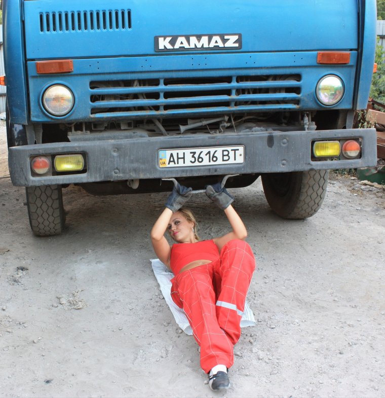 Девушки на фоне КАМАЗА