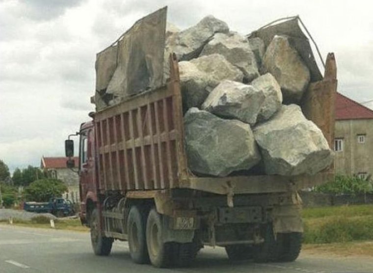 Перегруженный самосвал