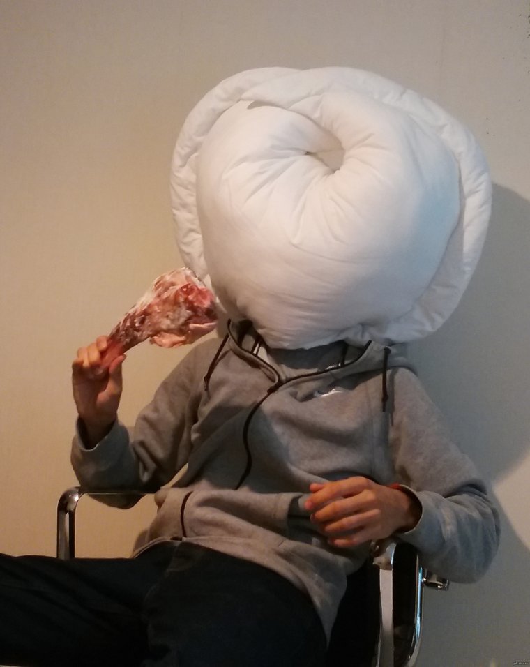 Человек в костюме пельменя