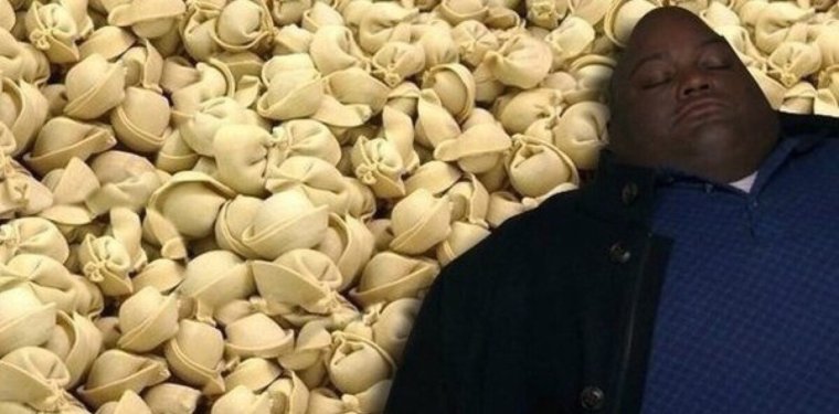 Мужик ест пельмени