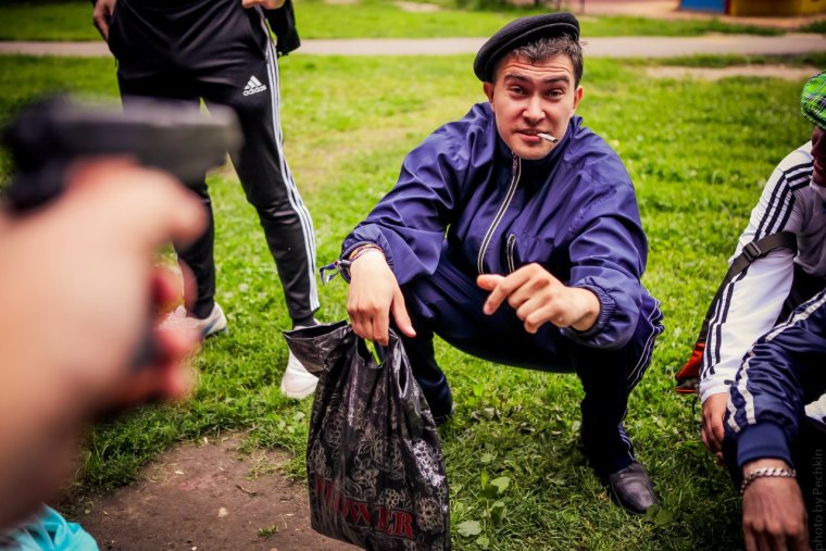 Гопники на скамейке