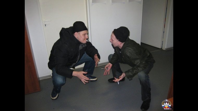 Два гопника на корточках