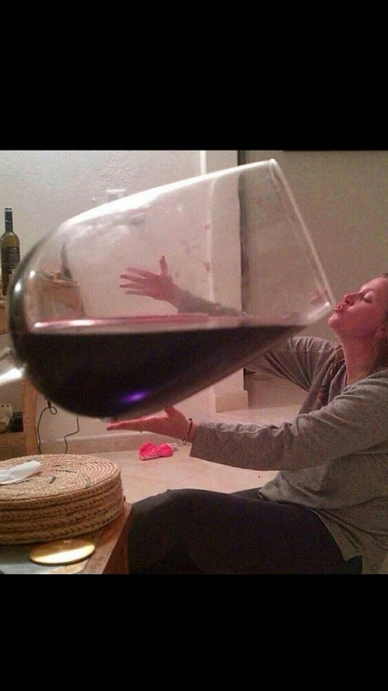 Один огромный бокал вина