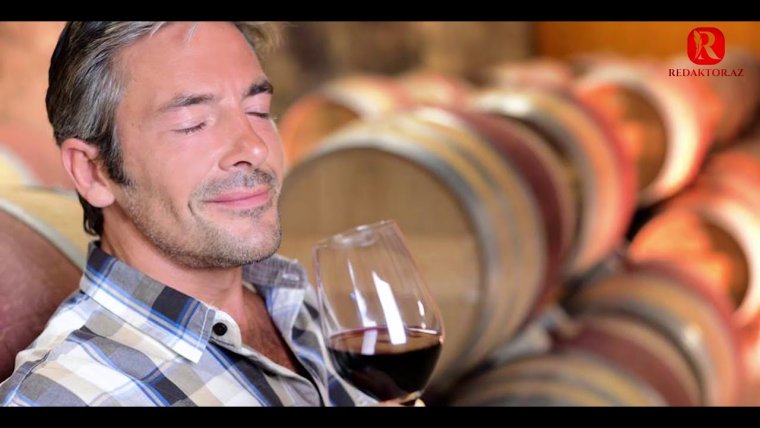 Мужчина Пробует вино