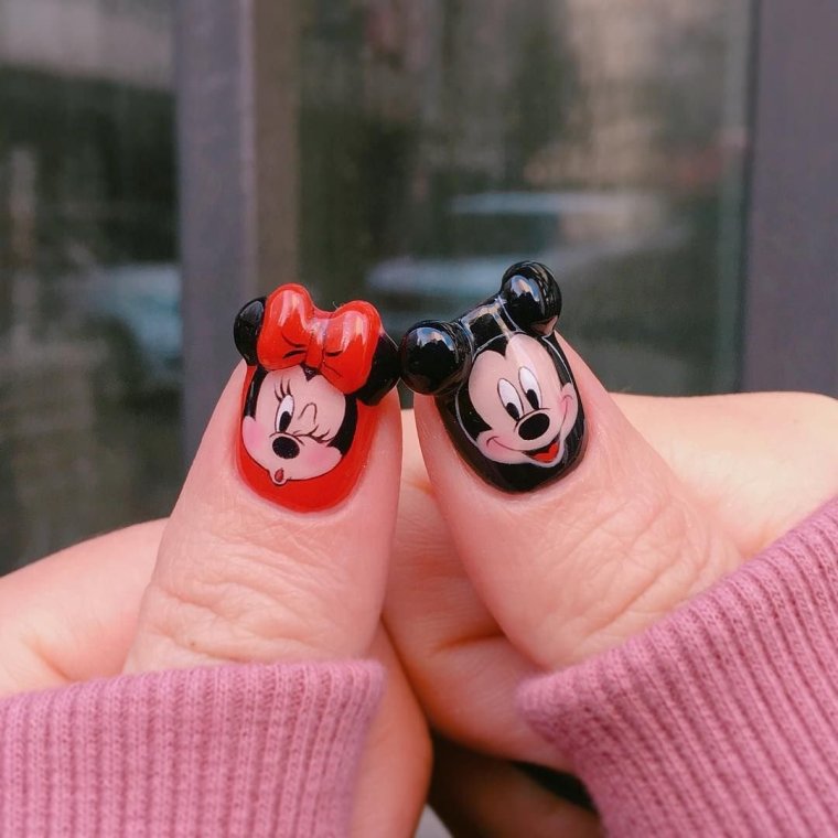 Маникюр 2021 Микки Маус