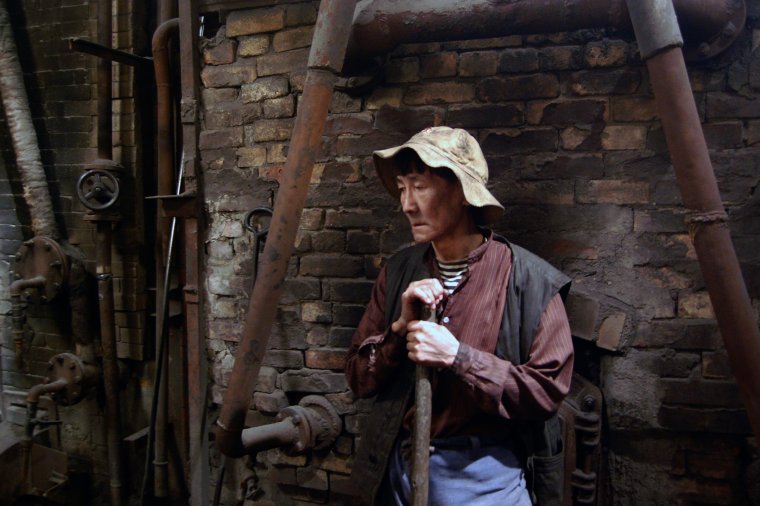 Голый мужчина с лопатой