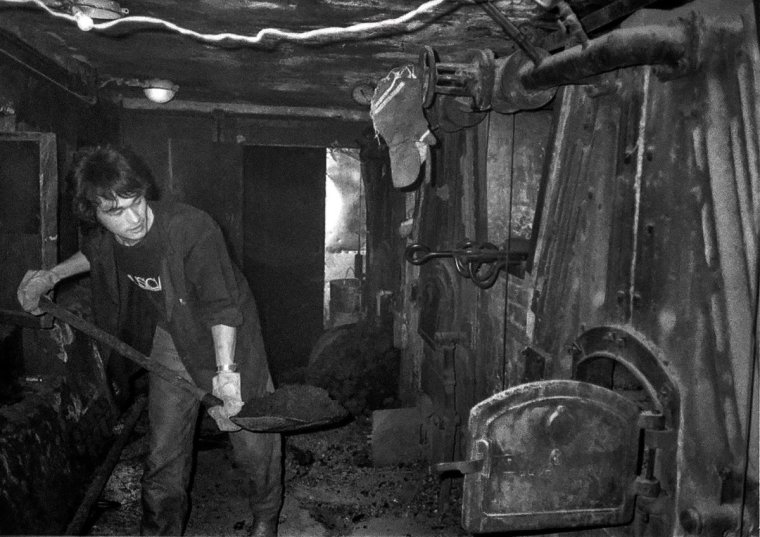 Котельная уголь в лопате