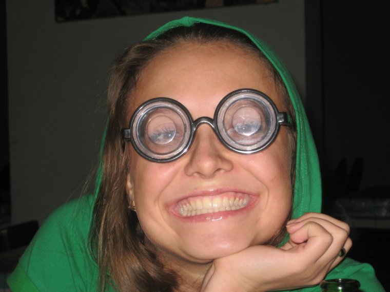 Удивленный очкарик