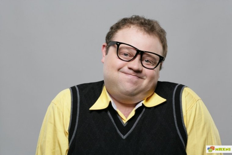 Смешной человек с выпученными глазами