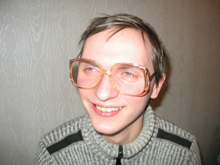 Усатый индус в очках