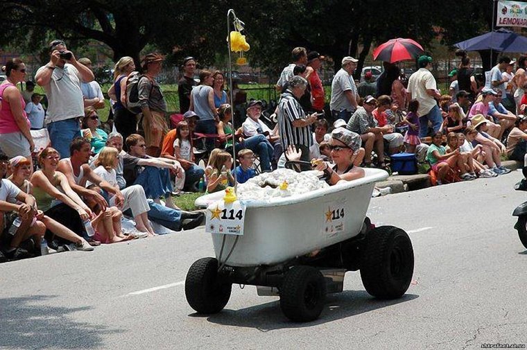 Парень с садовой тачкой