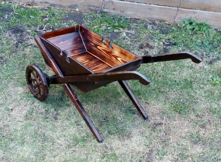 Парень с садовой тачкой