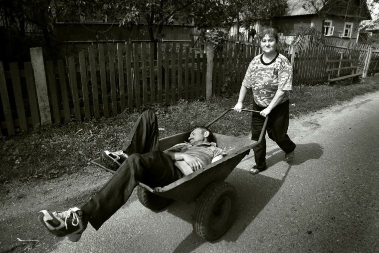 Женщина тащит мужчину