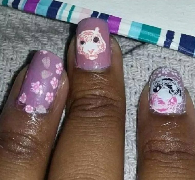 Ужасные ногти со стразами