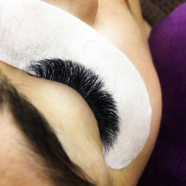 Смешное наращивание ресниц