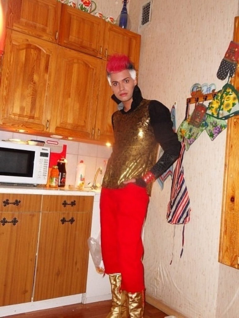 Странно одетые люди в Московском метро