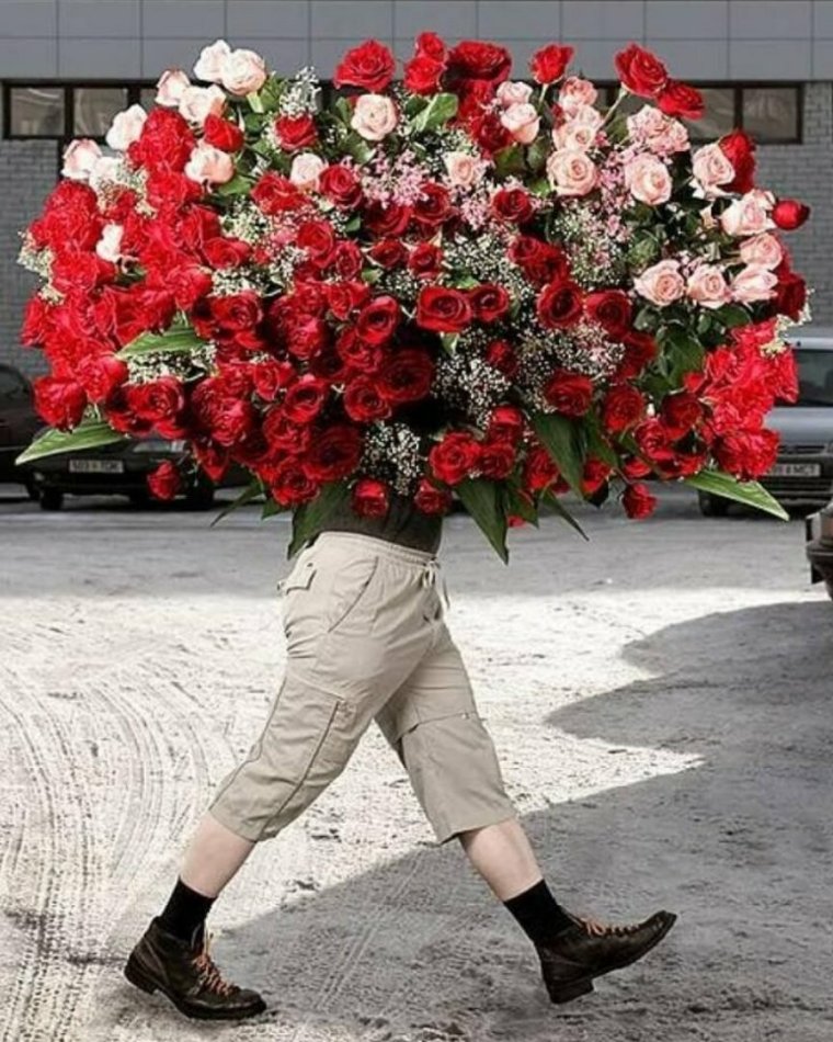 Мужчина с большим букетом цветов