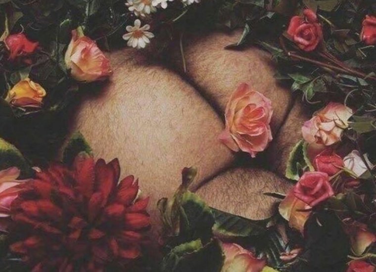 Цветок в мужской попе