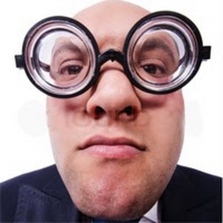 Смешной в очках