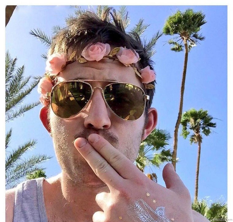 Смешной мужик в солнцезащитных очках