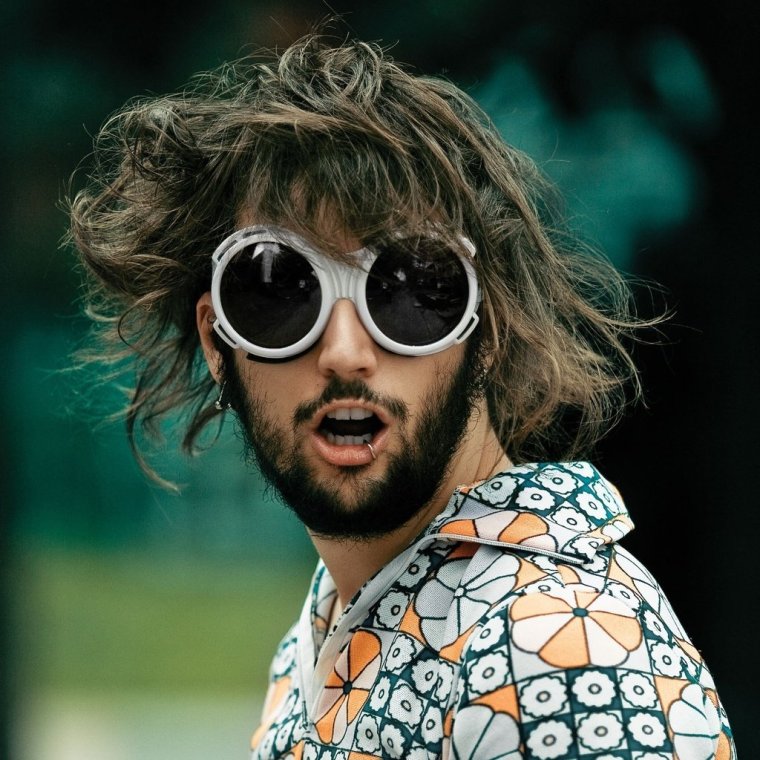 Человек в больших очках