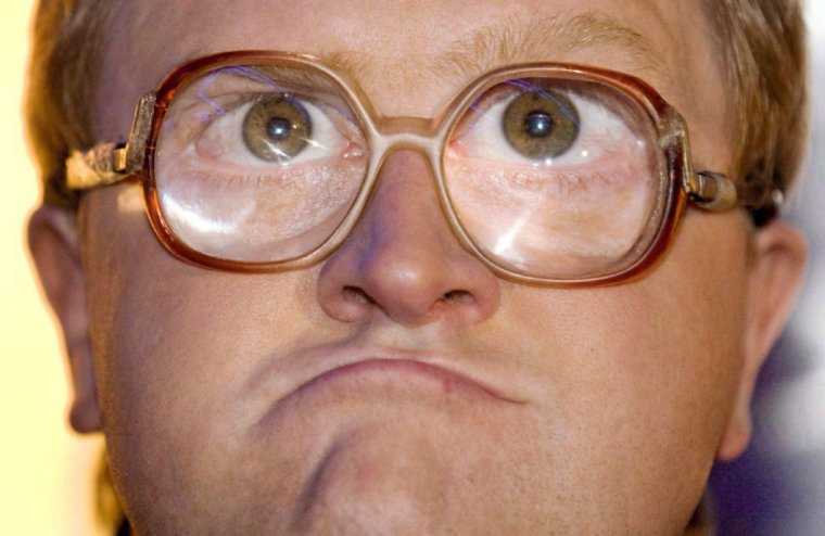 Человек в больших очках