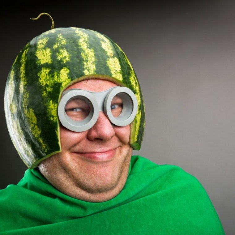 Смешной в очках