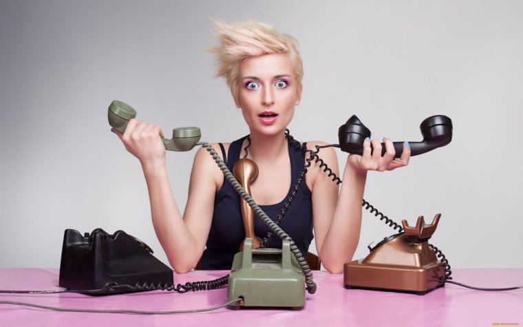 Женщина с трубкой телефона