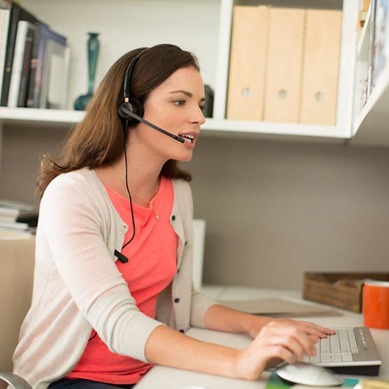 Девушка с гарнитурой