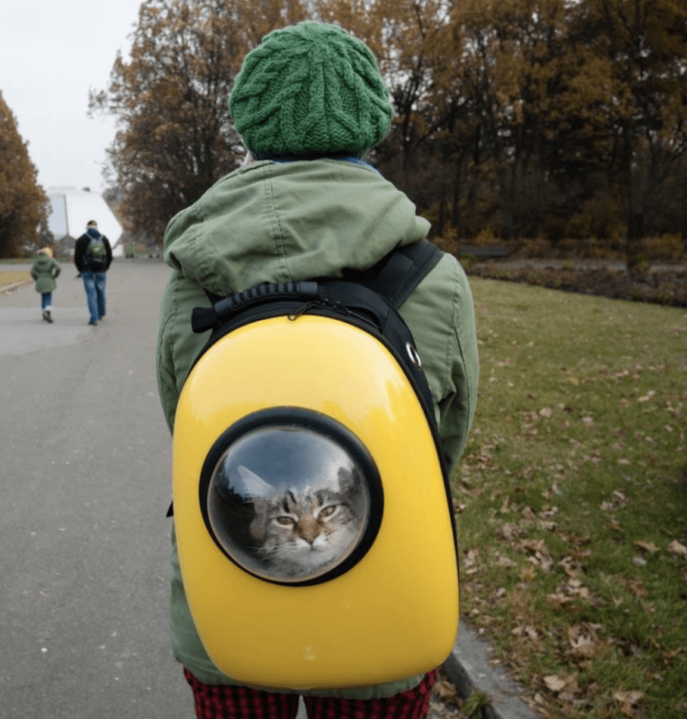 Женщина с большим рюкзаком