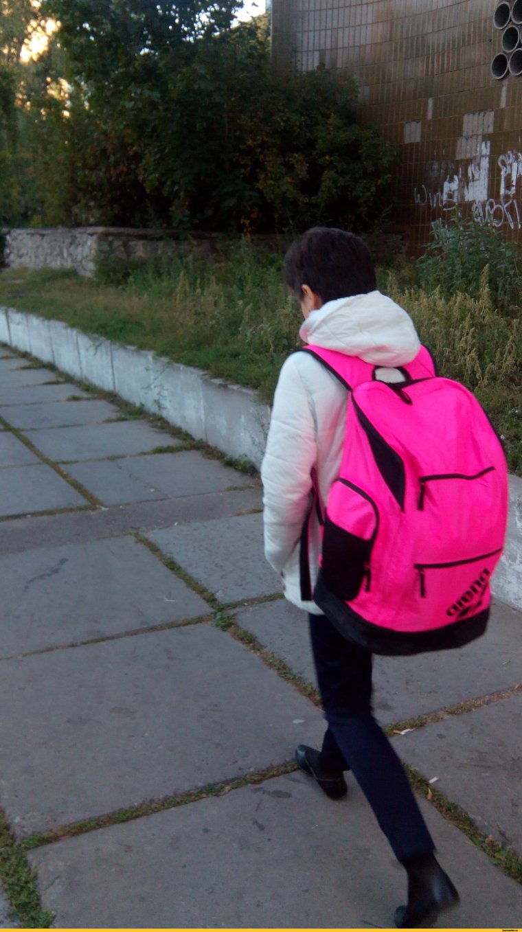 Огромный рюкзак за спиной