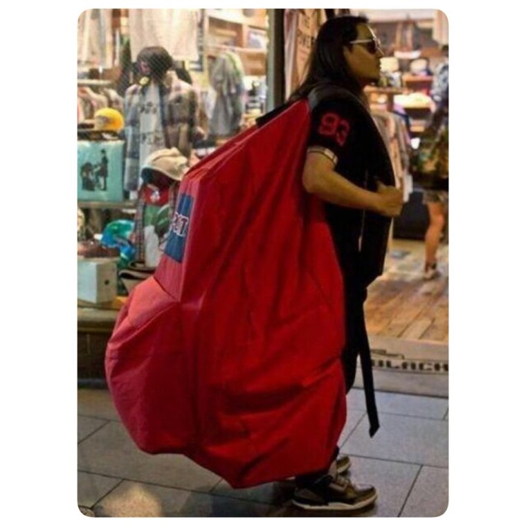 Человек с баулами