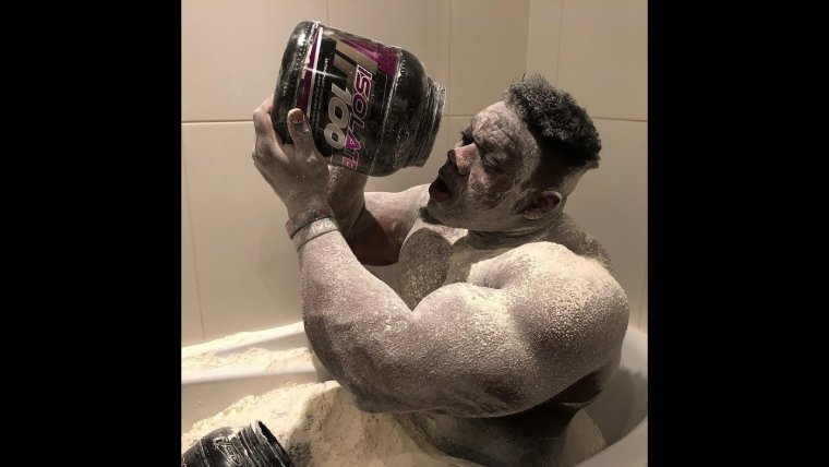 Качок с банкой протеина