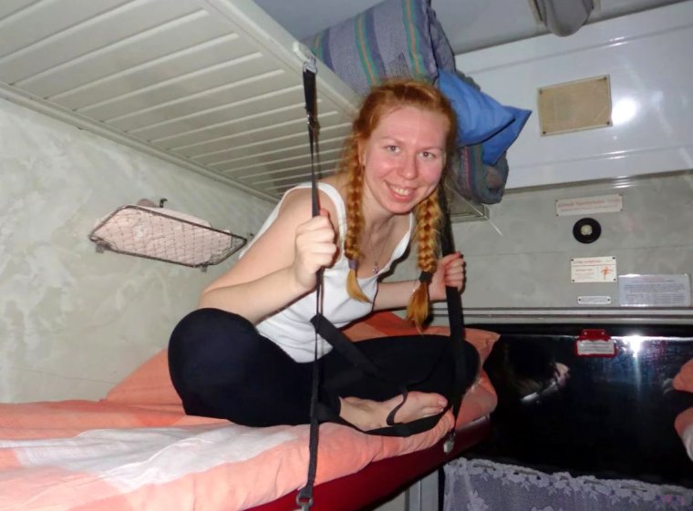 Ноги девушек в поезде