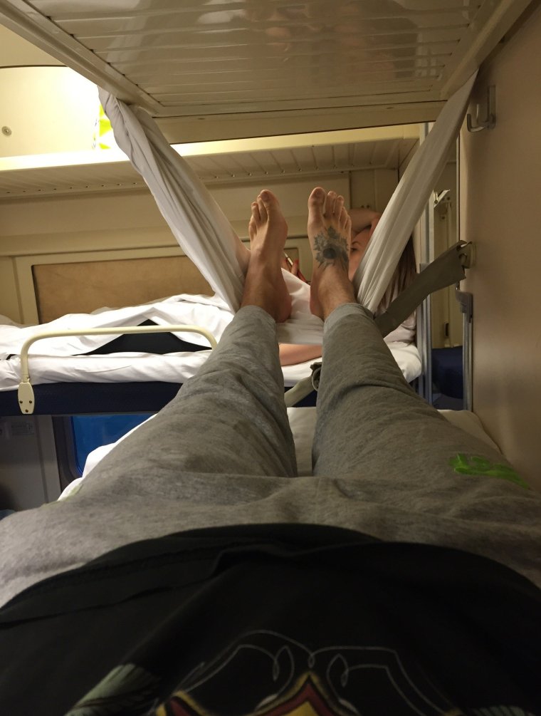 Ноги в поезде