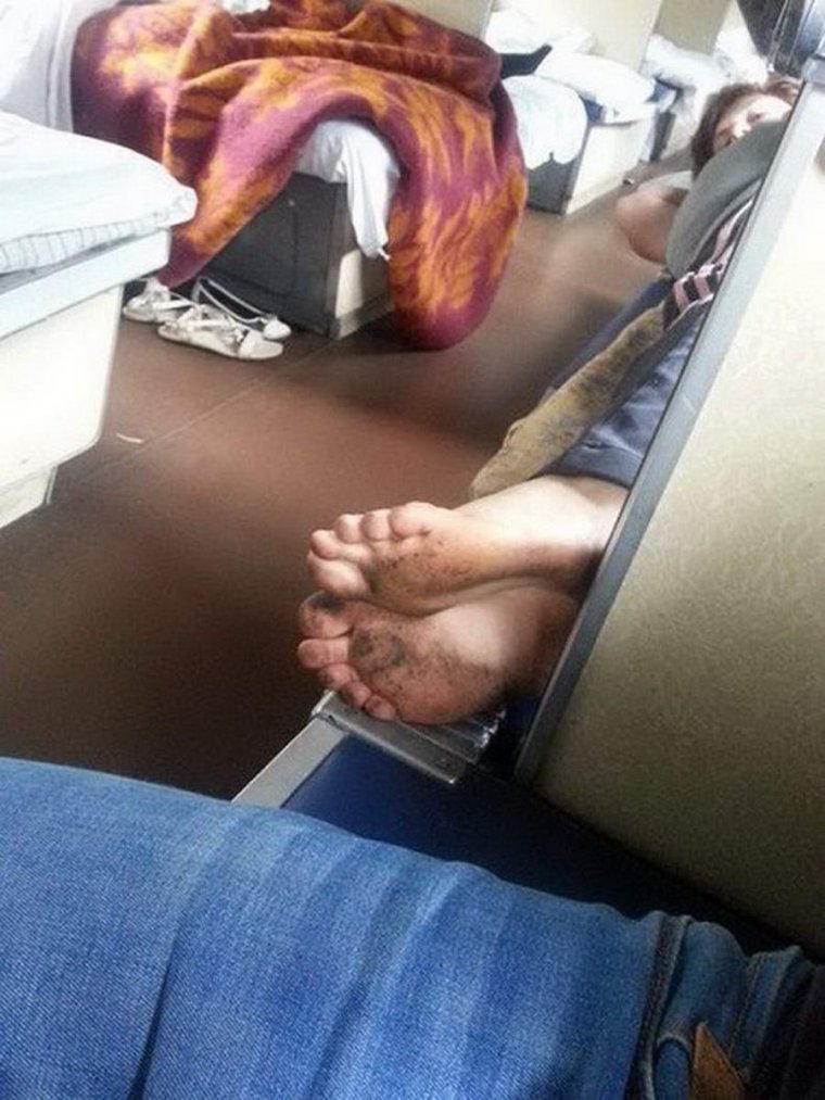 Плацкарт в поезде ноги