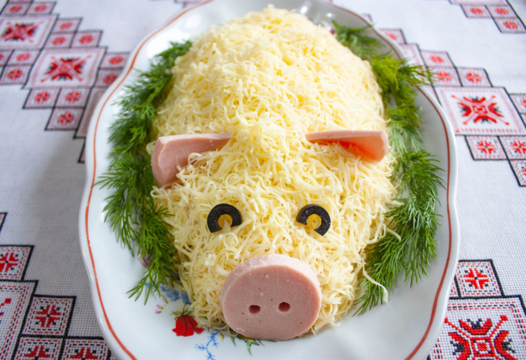 Новогодний салат Свинка