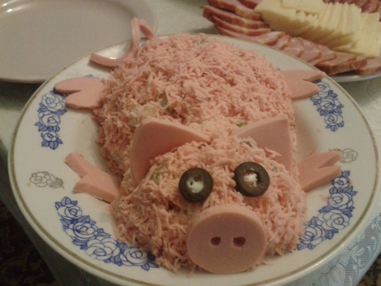 Украшение салата поросенок