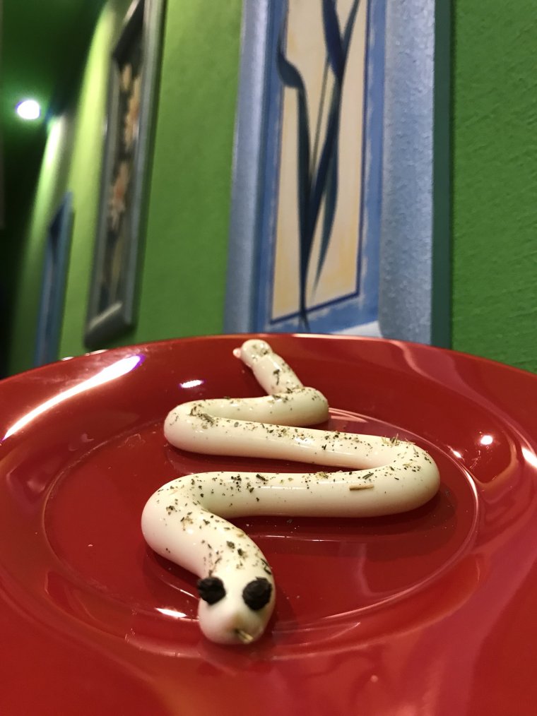 Блюдо змейка из майонеза