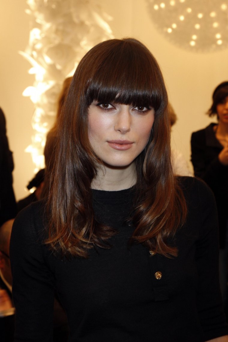 Ужасная челка у девушки