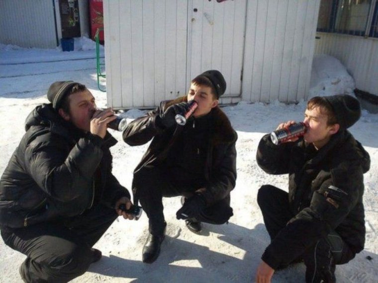 Гопник на корточках